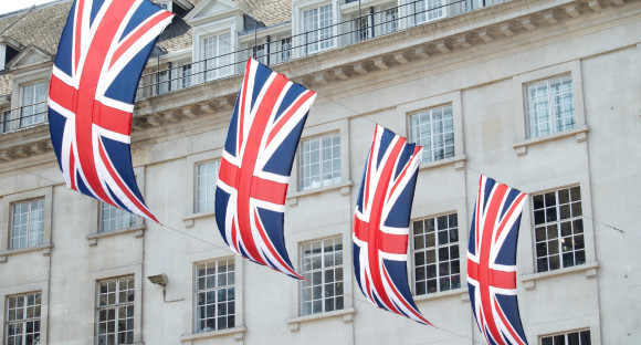 Grossbritannien Flaggen vor einem Haus