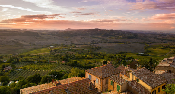 Italienisches Dorf mit Sonnenuntergang im Hintergrund