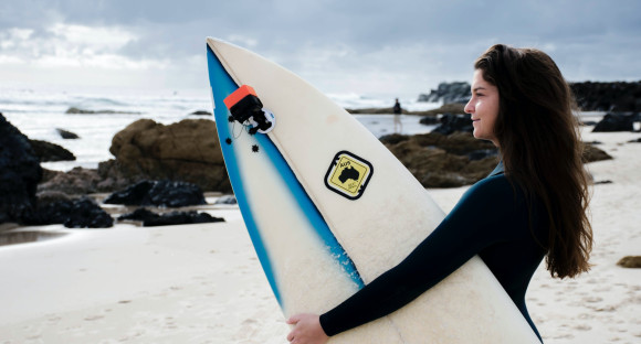 Mädchen mit Surfbrett