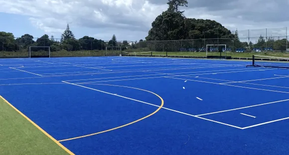 blaues Sportfeld