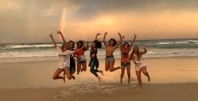Freundinnen am Strand in Australien Freundinnen am Strand in Australien