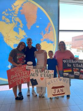 Jan mit seiner Gastfamilie bei der Ankunft in Utah