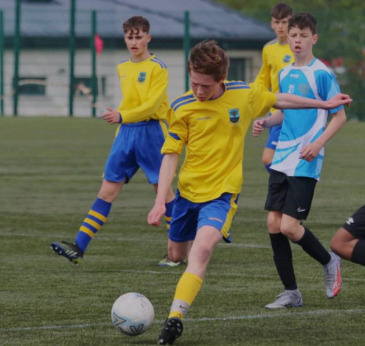 Fußball spielende Jungs