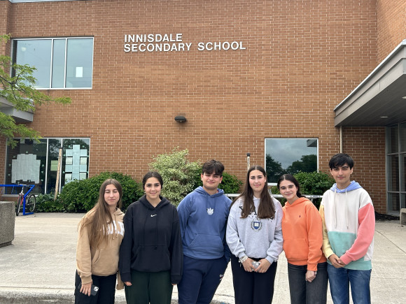 Innisdale Secondary School Schüler:innen vor dem Gebäude