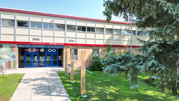 Walter Murray Collegiate Schuleingang