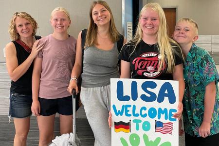 austauschschülerin lisa beim empfang am flughafen
