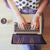 Person füllt online Anmeldung aus